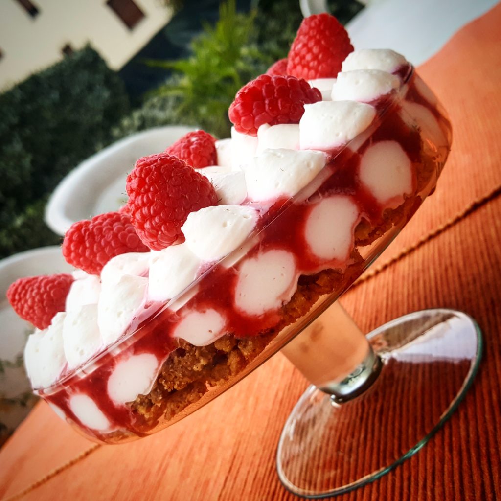 Bicchieri Di Mousse Allo Yogurt Greco Rag Di Fragole E Streusel Alle